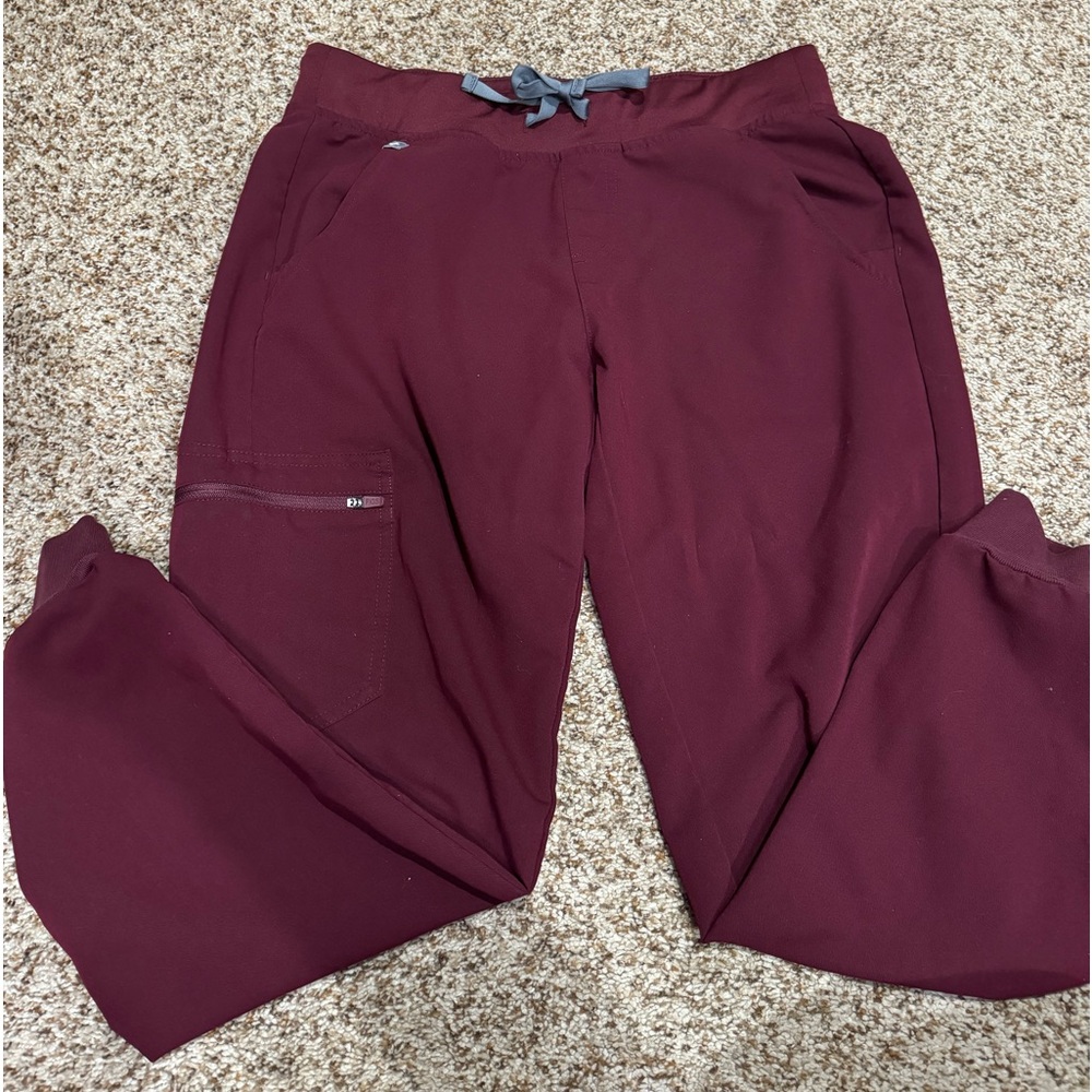 Maroon figs set.